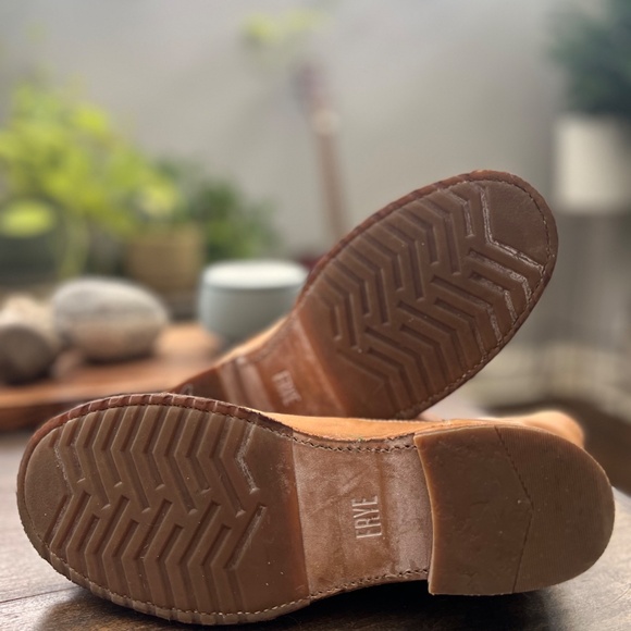 Pre-Loved Frye Veronica Booties 8.5 - Picture 6 of 8